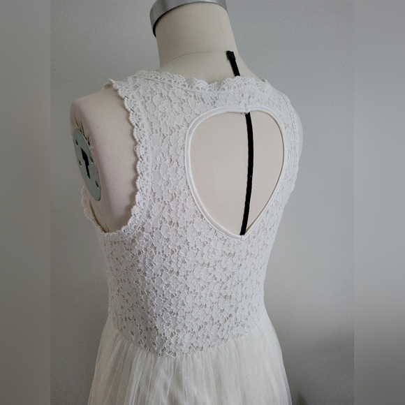 Lace and tulle dress with heart-shaped cut out on back - Picture 3 of 5
